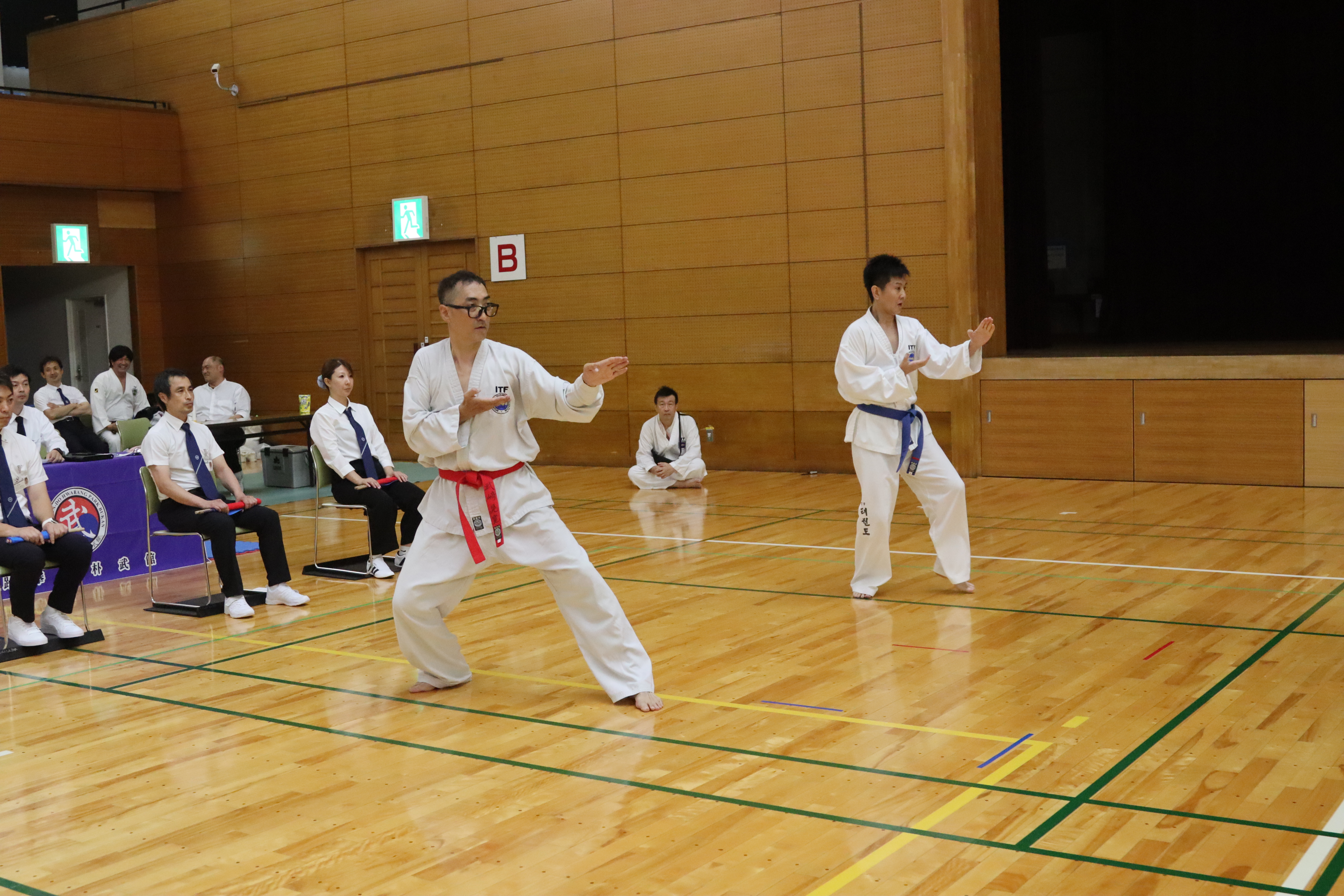 審査会場でトゥル(型)を披露する大人の稽古生