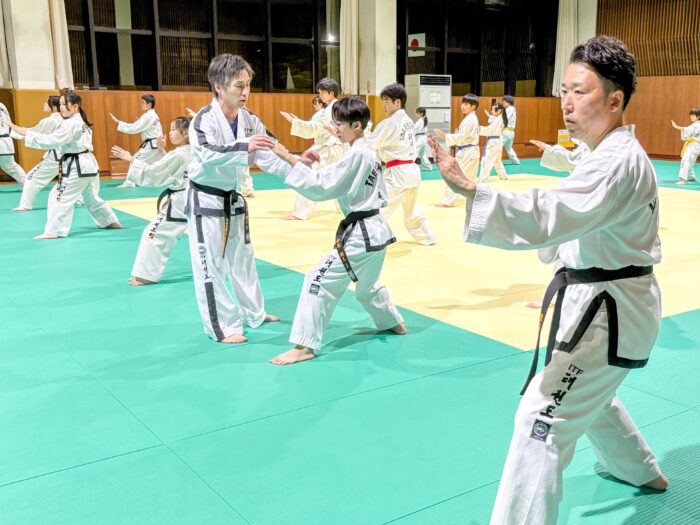黒帯の稽古生がそろってトゥル(型)を練習する様子