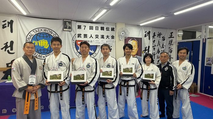 記念品を手にした参加者の集合写真