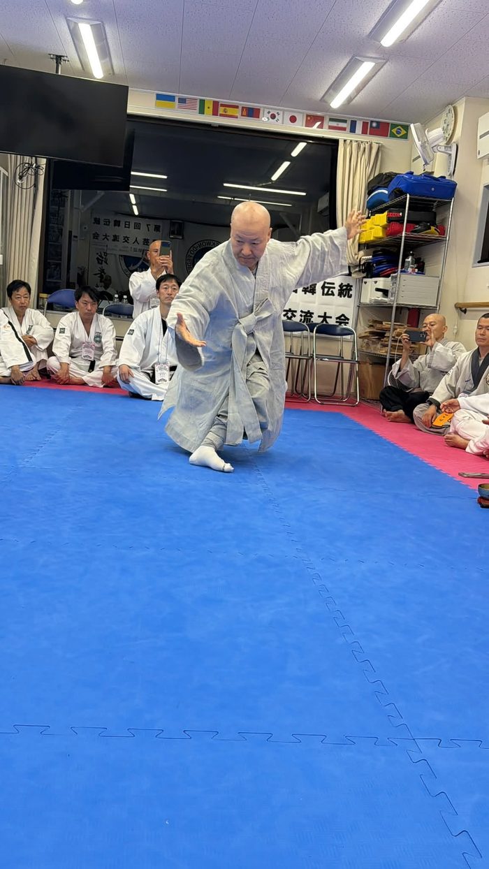 ゆったりと舞うように動く風流道の演武