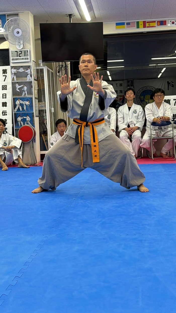 足を大きく開いて構える禅武道の武芸家