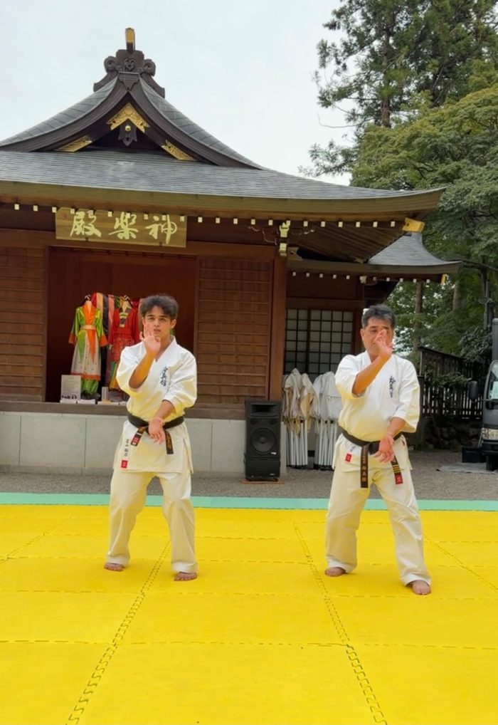 極真館 福井支部の二人が並んで構える
