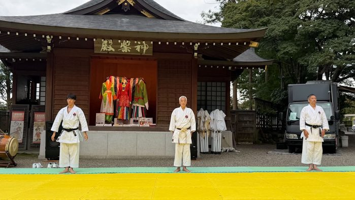 社殿の前に並ぶ聖喜館の演武者