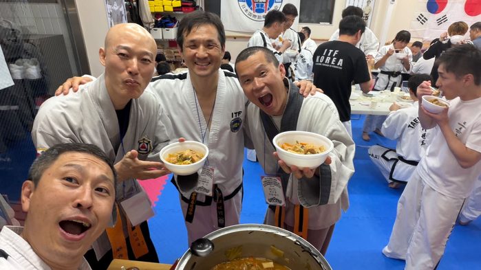 歓迎会で食事を楽しむ参加者
