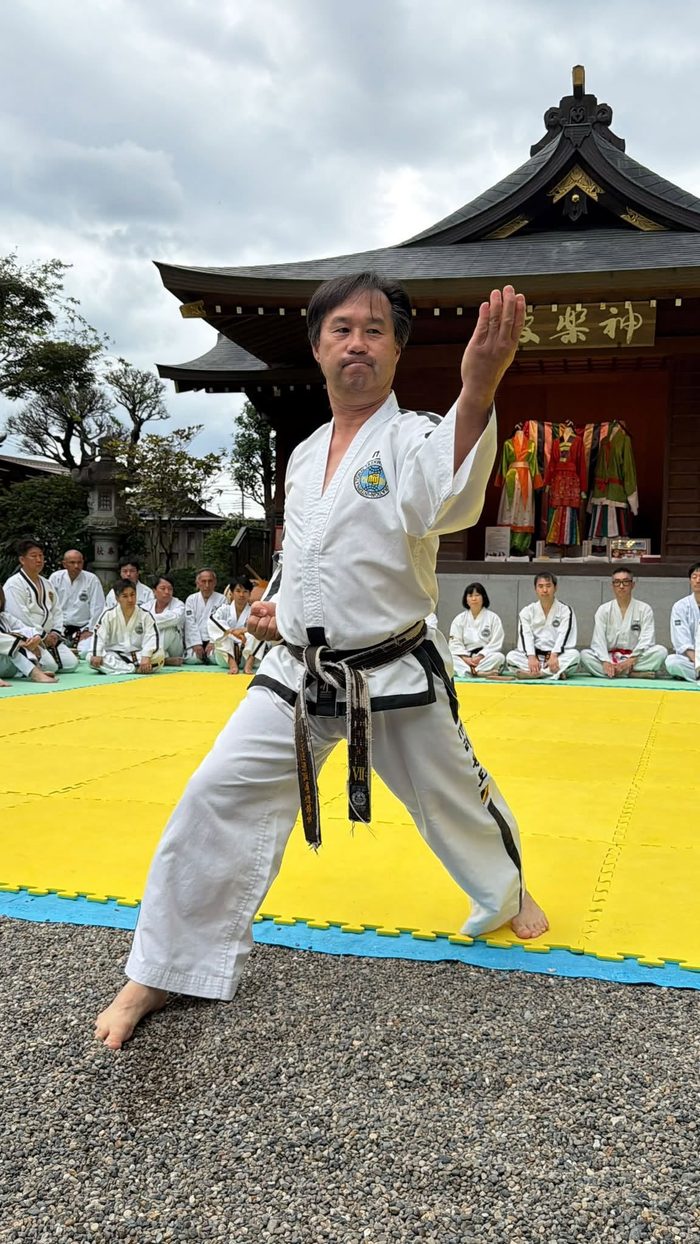 構えをとる朴武館の演武者