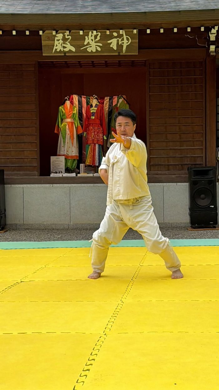 足を開いて正面を向くテッキョンの武芸家