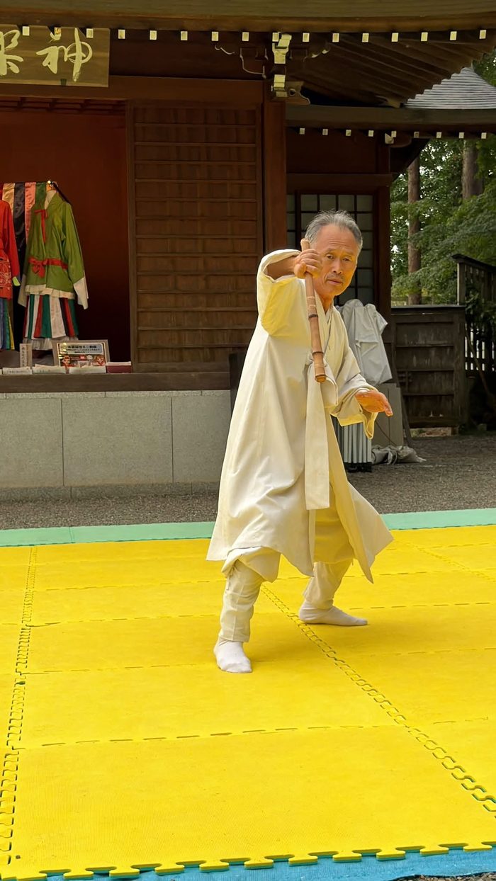手を伸ばして構えるテッキョンの武芸家