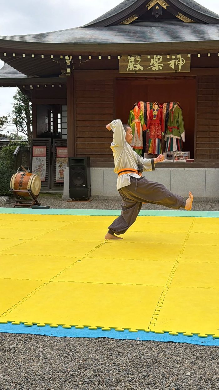 足を高く上げる禅武道の演武