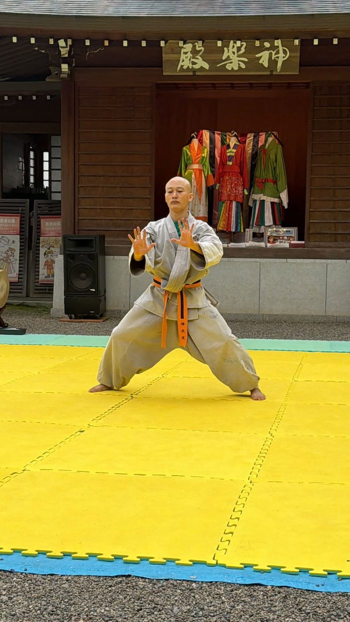腰を落として構える禅武道の演武