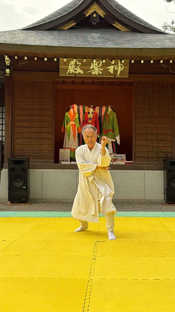 社殿の前で演武するテッキョンの武芸家