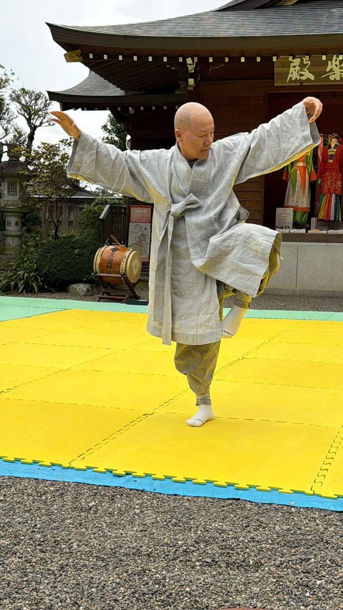 袖を広げて舞うように動く風流道の演武