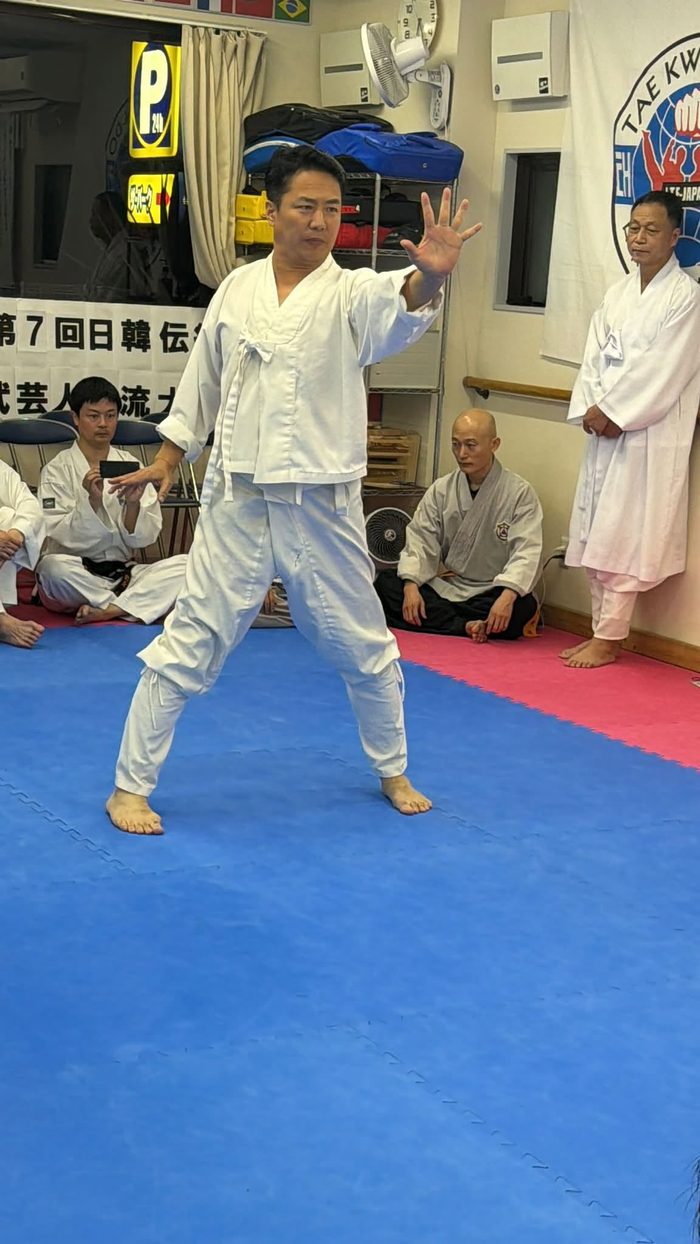 大宮道場で構えをとるテッキョンの武芸家