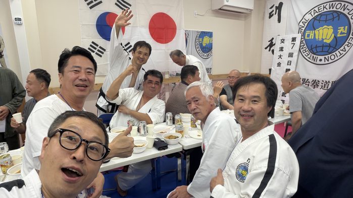 歓迎会の食卓を囲む参加者