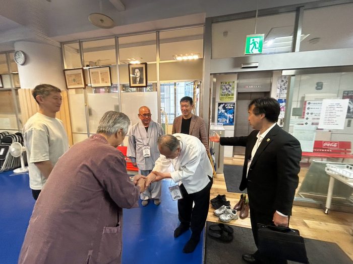 道場の入口で挨拶する参加者
