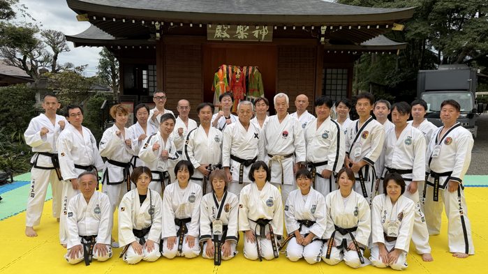 高麗神社の演武場での参加者全員の集合写真
