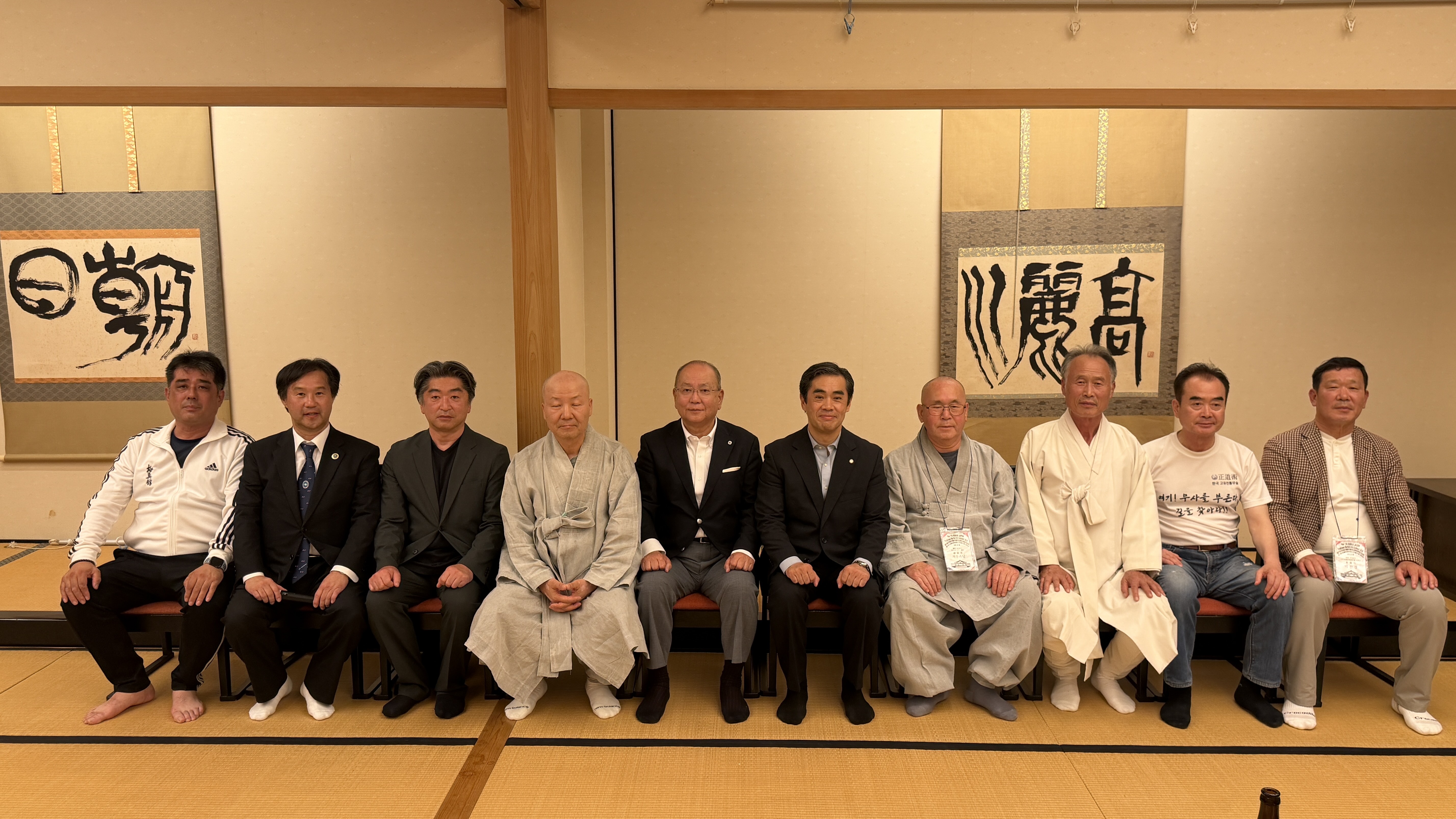 歓迎宴の会場に並ぶ代表者