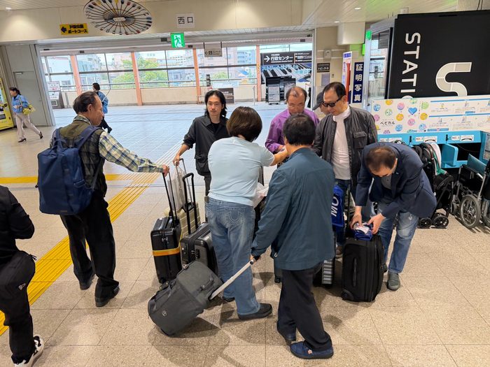 駅で帰国する参加者を見送る様子