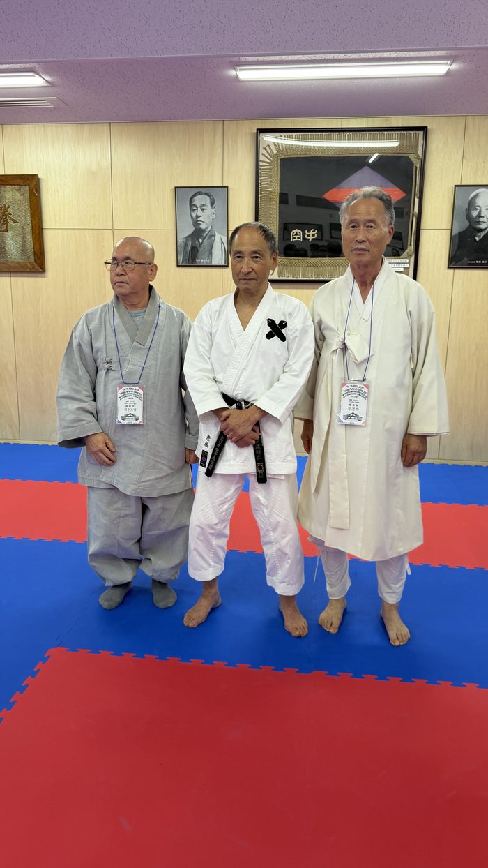 三田空手道場での3人の記念撮影