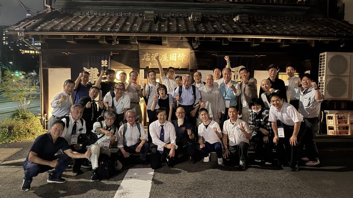 歓迎会会場の前での集合写真
