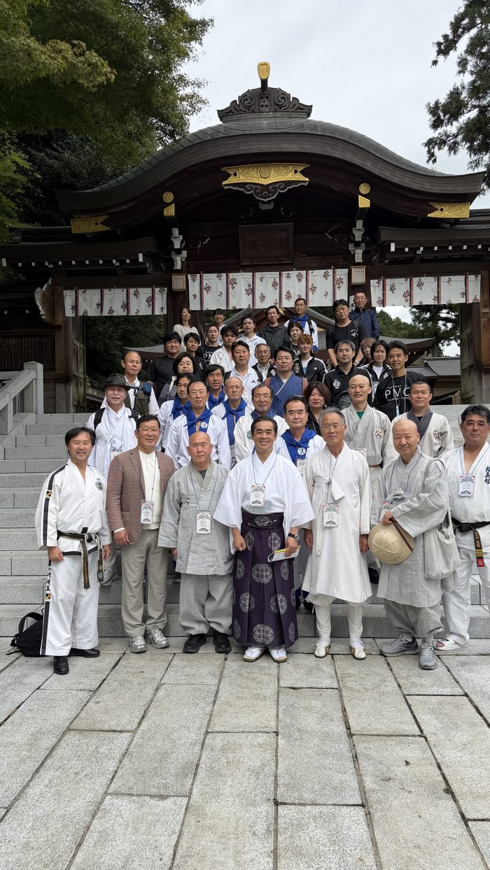 高麗神社の社殿の前での集合写真