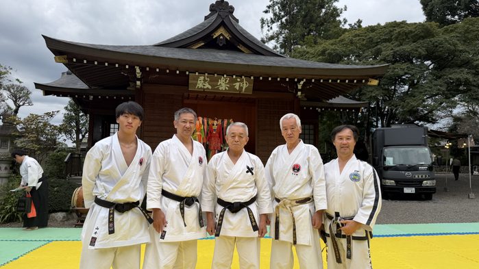 黒帯の5人の集合写真