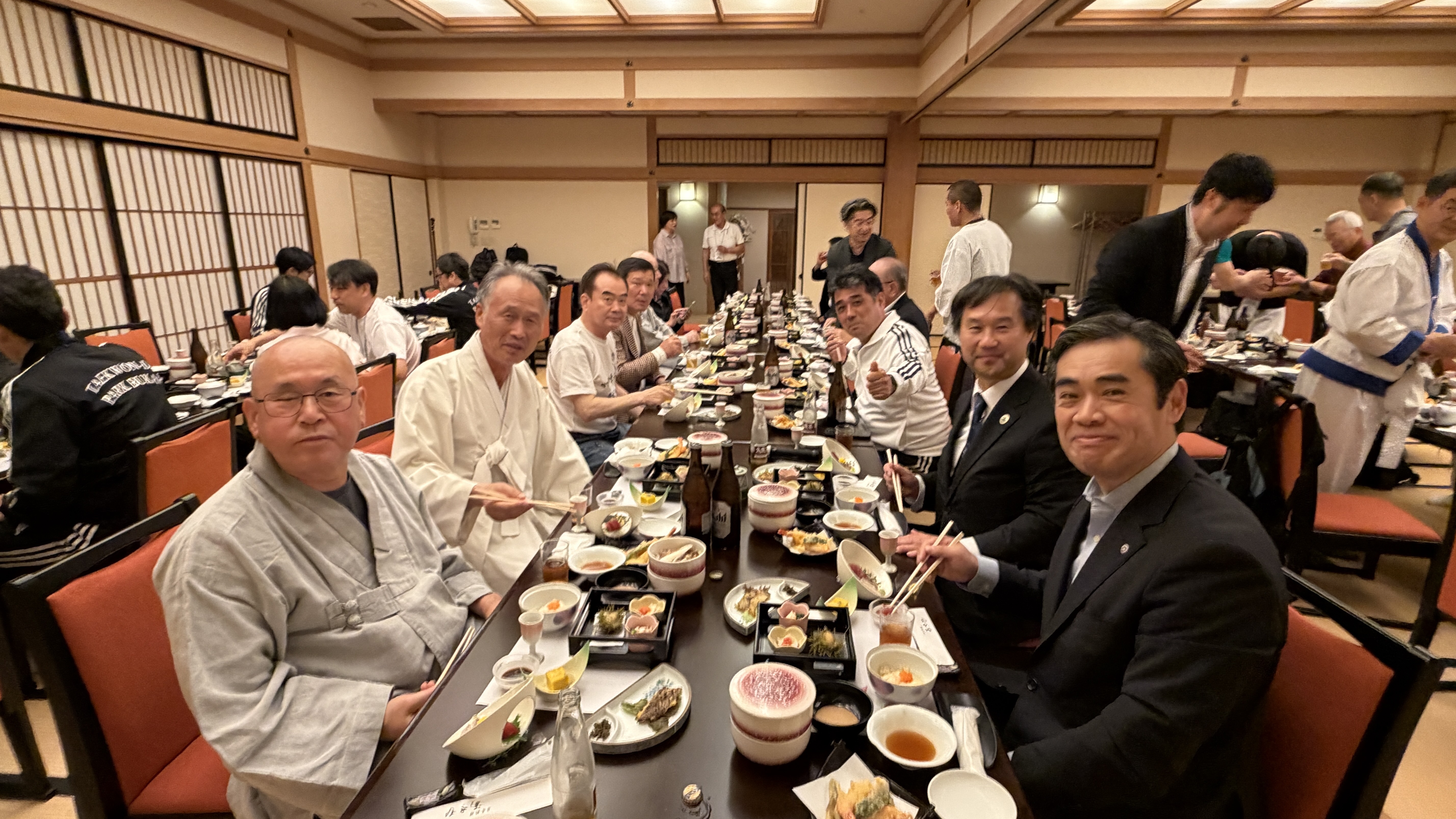 歓迎宴の席に着く来賓と参加者