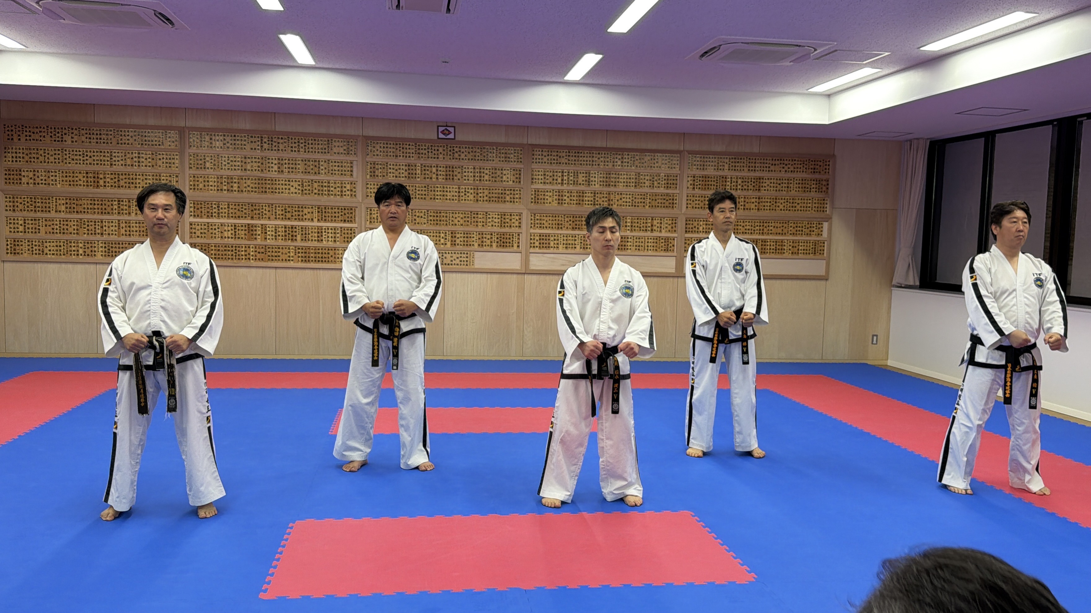 三田空手道場に並ぶ5人の演武者