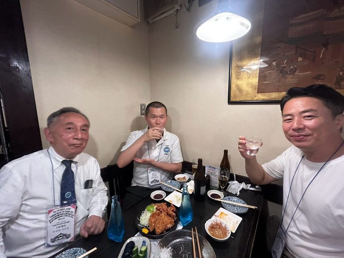 歓迎会の席で談笑する参加者