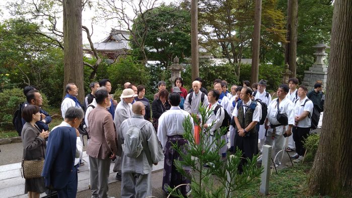参道に集まる参加者