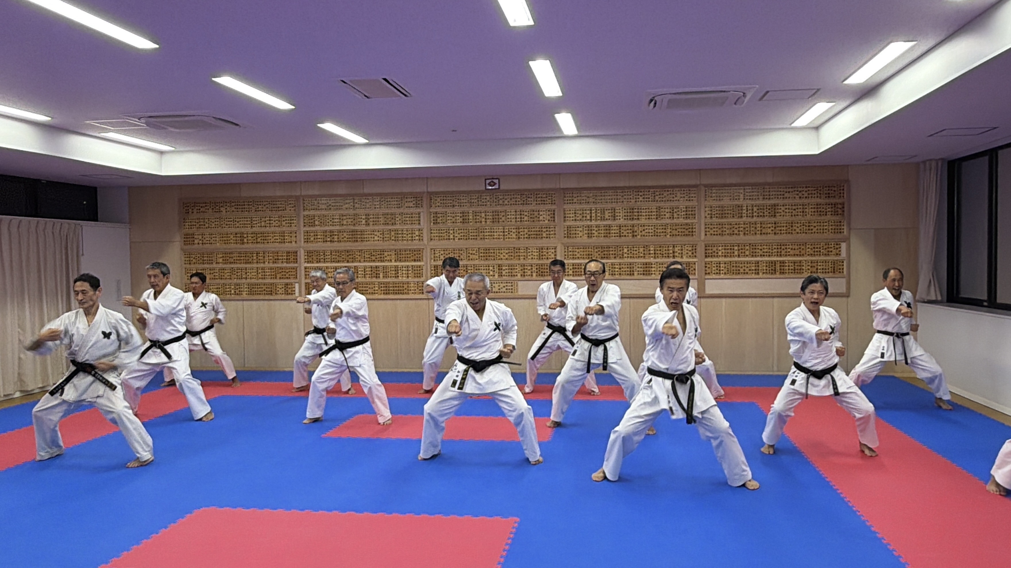 三田空手道場に整列した演武者たち