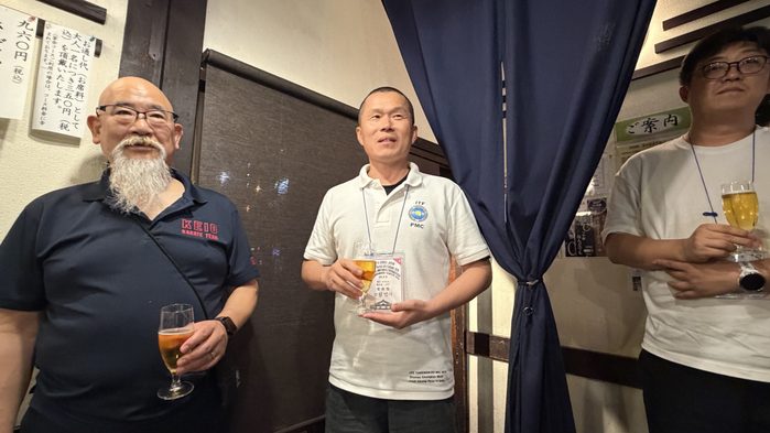 歓迎会で杯を手にする参加者