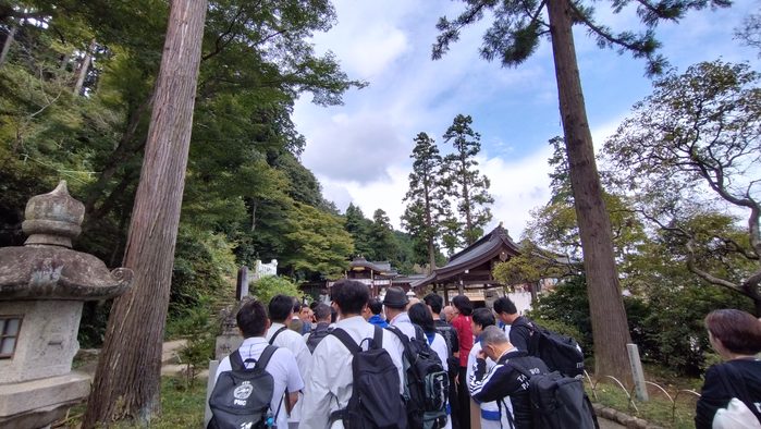 高麗神社の参道を歩く参加者