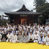 演武場に座る参加者全員の集合写真