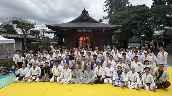 演武場に座る参加者全員の集合写真