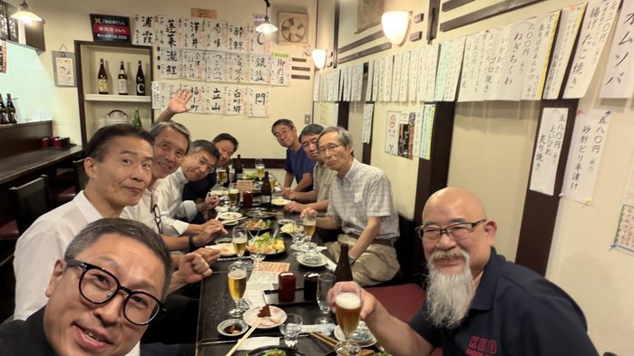 歓迎会の長い食卓を囲む参加者
