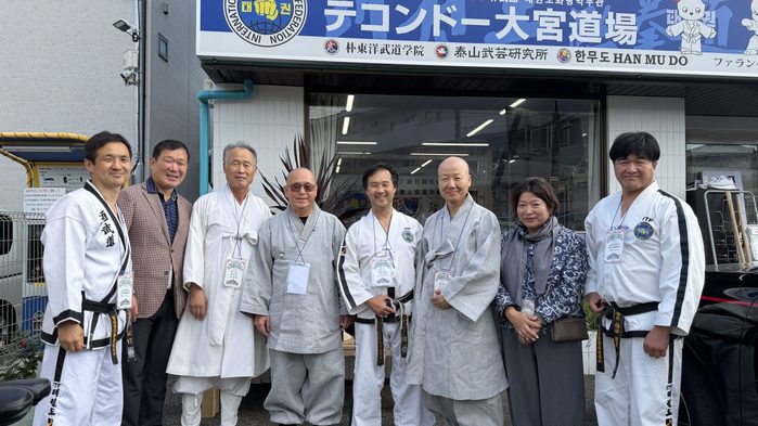 大宮道場の入口前での集合写真