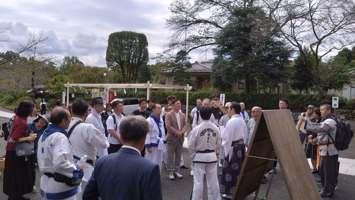 境内に集まる参加者