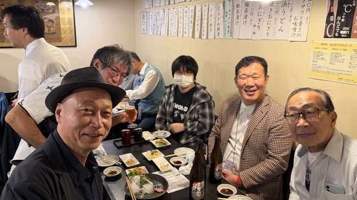 歓迎会の席に並ぶ参加者