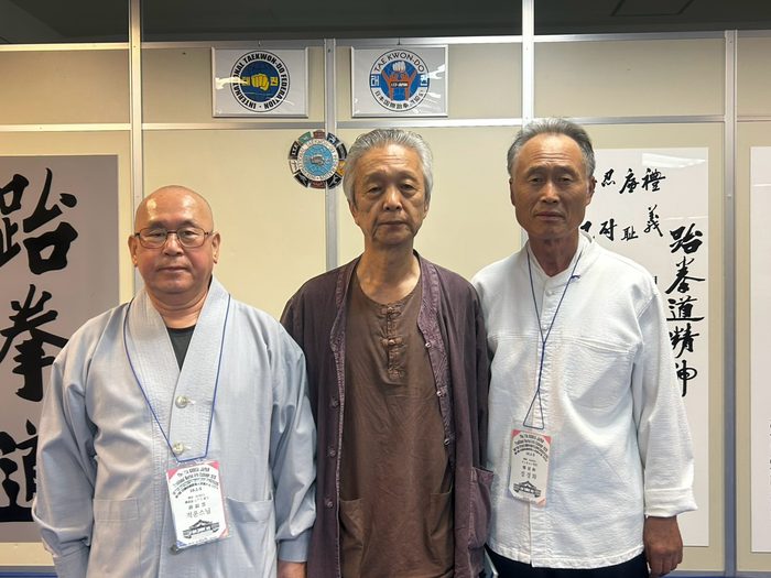 道場の書の前での3人の記念撮影
