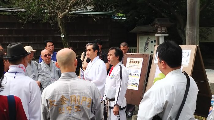 境内で打ち合わせる参加者