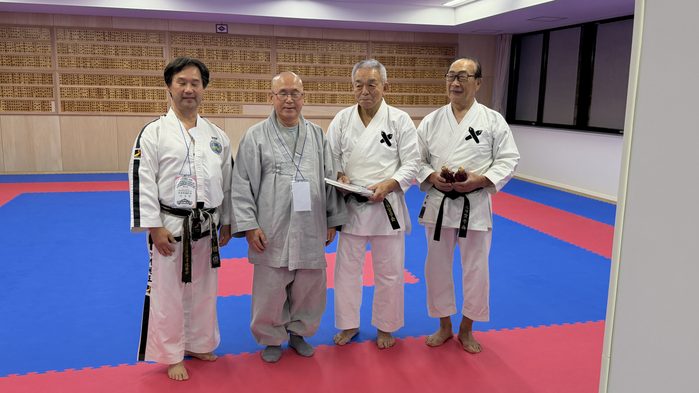 三田空手道場で並ぶ5人の記念撮影