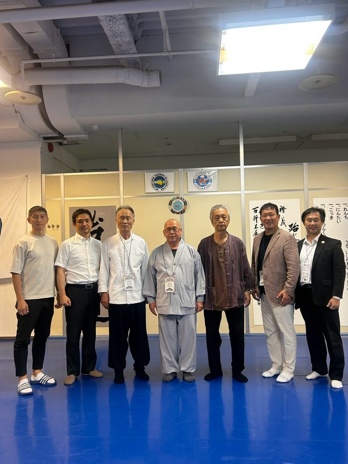 道場に並ぶ6人の記念撮影