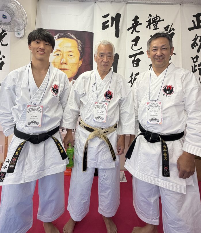 空手の道着姿の3人の記念撮影