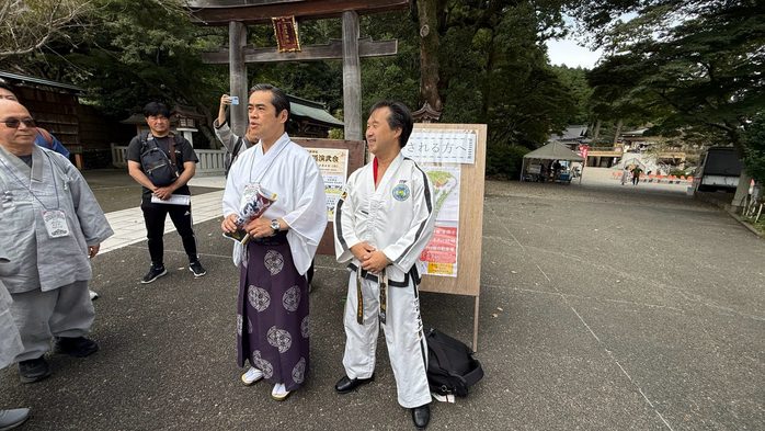 高麗神社の境内で談笑する参加者