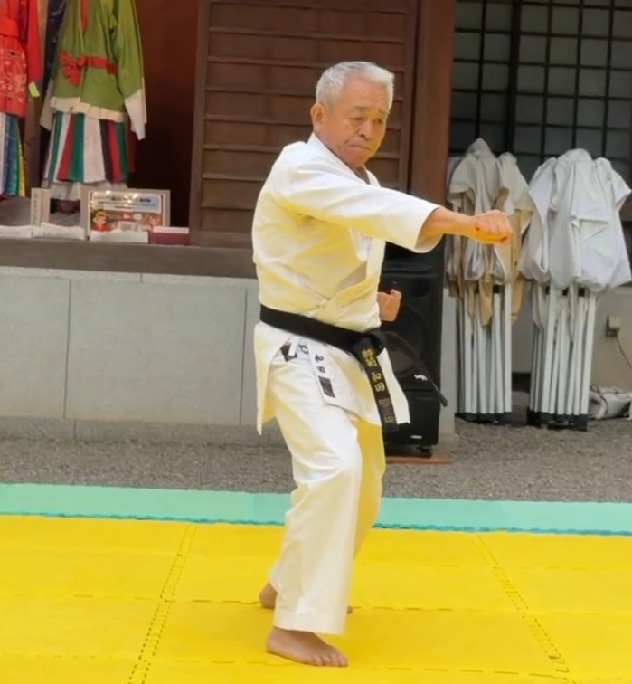 慶應義塾大学三田空手会の演武（踏み込み）