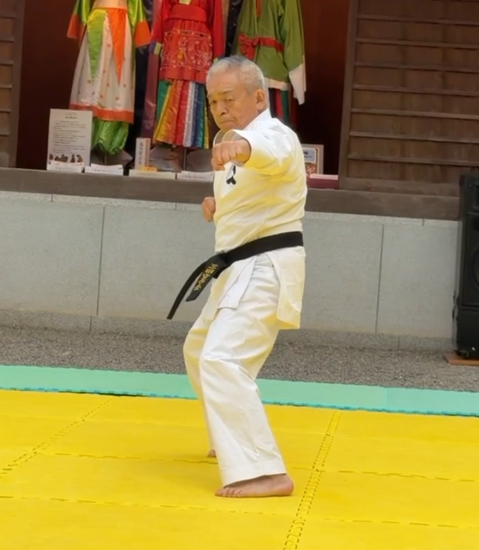 慶應義塾大学三田空手会の演武（突き）