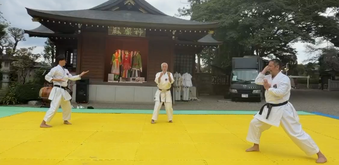 聖喜館（剛柔流空手道）の二人組の演武（踏み込み）