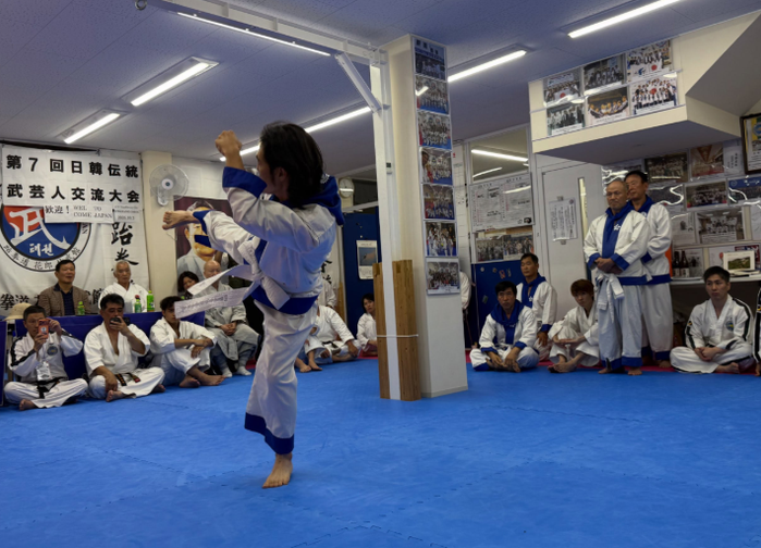 足を高く上げて演武する正道術の武芸家